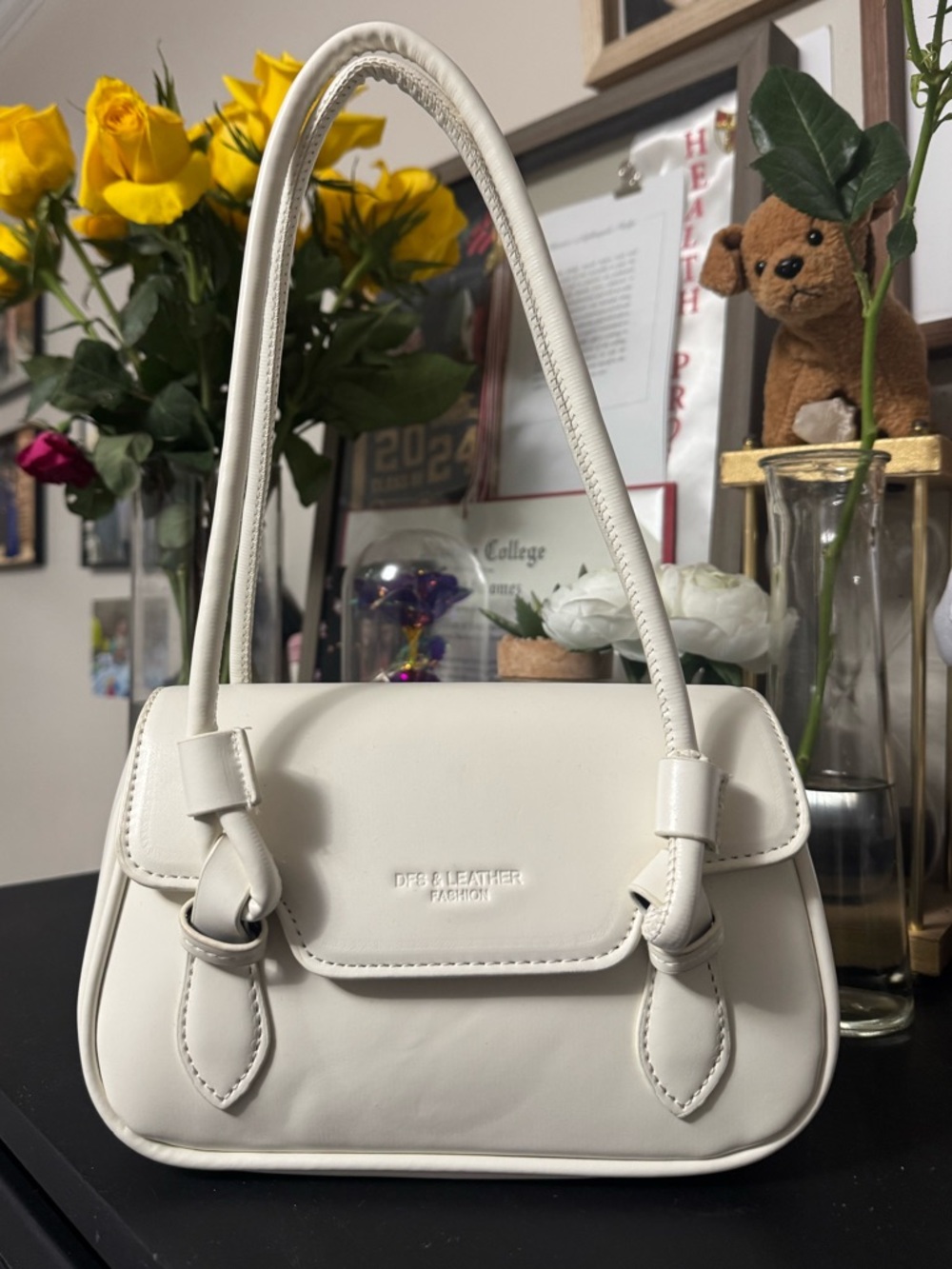 Cream leader shoulder Bag